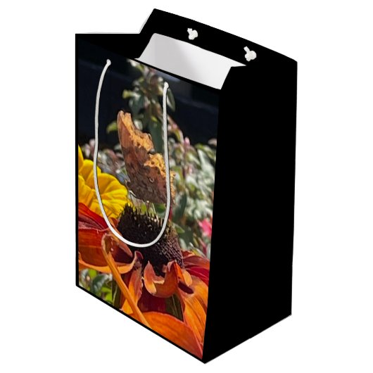 Comma Butterfly op een Rudbeckia-bloem Medium Cadeauzakje (Achterkant Gekanteld)