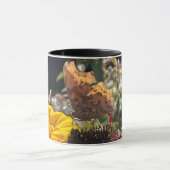 Comma Butterfly op een Rudbeckia-bloem Mok (Midden)