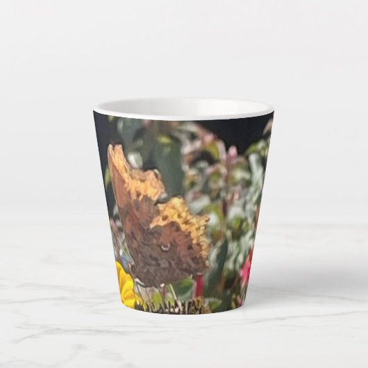 Comma Butterfly op een Rudbeckia Flower Latte Mok (Voorkant)