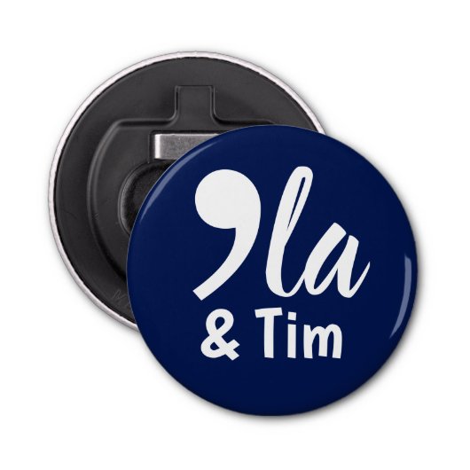 Comma Kamala en Tim 2024 Button Flesopener (Voorkant)