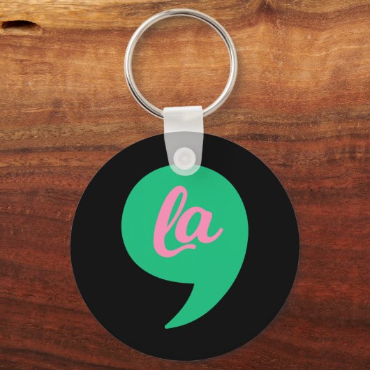 Comma La Kamala Harris 2022 Verkiezingskostuum Sleutelhanger (Voorkant)