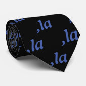 Comma La Kamala Harris - aangepast tekstontwerp Stropdas (Opgerold)