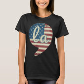 Comma La Kamala Harris Amerikaanse vlag Comma + La T-shirt (Voorkant)