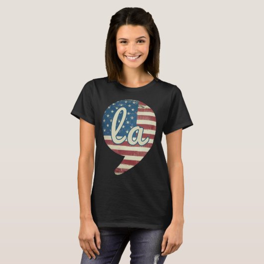 Comma La Kamala Harris Amerikaanse vlag Comma + La T-shirt (Voorkant volledig)