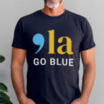 Comma La Kamala Harris Go Blue Mannen<br><div class="desc">Comma-La Kamala Harris 2024 Amerikaanse presidentsverkiezingen T-shirt. Eenvoudig en stijlvol typografisch ontwerp in hemelsblauw,  maïsgeel en wit op een marineblauw shirt.</div>