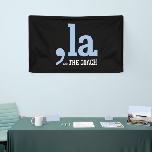 Comma La Kamala Harris Tim Walz Coach 2024 Spandoek (Beurs)