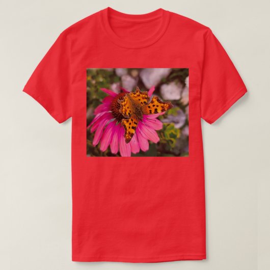 Comma-vlinder op roze bloem t-shirt (Design voorkant)
