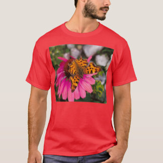 Comma-vlinder op roze bloem t-shirt