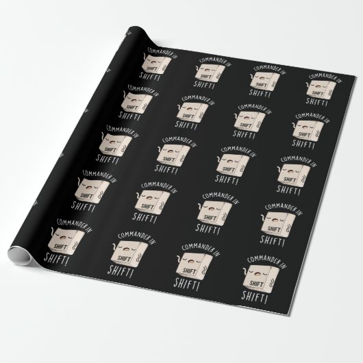 Commander in Shirt Funny Keyboard Pun Dark BG Cadeaupapier (Uitgerold)