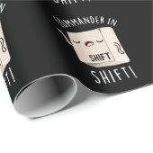 Commander in Shirt Funny Keyboard Pun Dark BG Cadeaupapier (Rol Hoek)