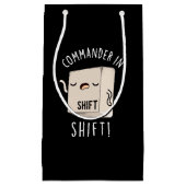 Commander in Shirt Funny Keyboard Pun Dark BG Klein Cadeauzakje (Voorkant)