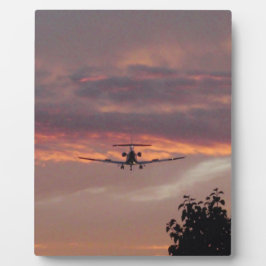Commerciële straaljager landend bij zonsondergang fotoplaat