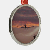 Commerciële straaljager landend bij zonsondergang metalen ornament (Rechts)