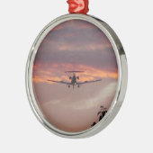 Commerciële straaljager landend bij zonsondergang metalen ornament (Links)