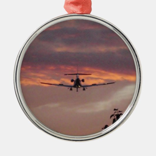 Commerciële straaljager landend bij zonsondergang metalen ornament (Voorkant)