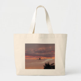 Commerciële straalvliegtuigen landen bij zonsonder grote tote bag