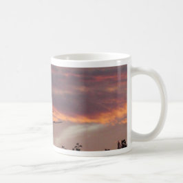 Commerciële straalvliegtuigen landen bij zonsonder koffiemok