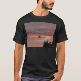 Commerciële straalvliegtuigen landen bij zonsonder t-shirt
