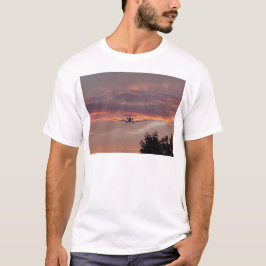 Commerciële straalvliegtuigen landen bij zonsonder t-shirt
