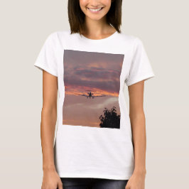 Commerciële straalvliegtuigen landen bij zonsonder t-shirt