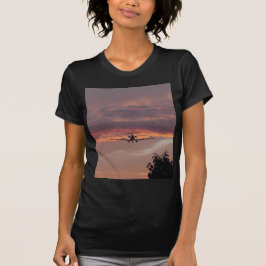Commerciële straalvliegtuigen landen bij zonsonder t-shirt