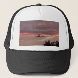 Commerciële straalvliegtuigen landen bij zonsonder trucker pet