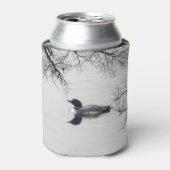 Common Loon zwemt in een noordelijk meer in de win Blikjeskoeler (Blikje Voorkant)