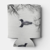 Common Loon zwemt in een noordelijk meer in de win Blikjeskoeler (Achterkant)