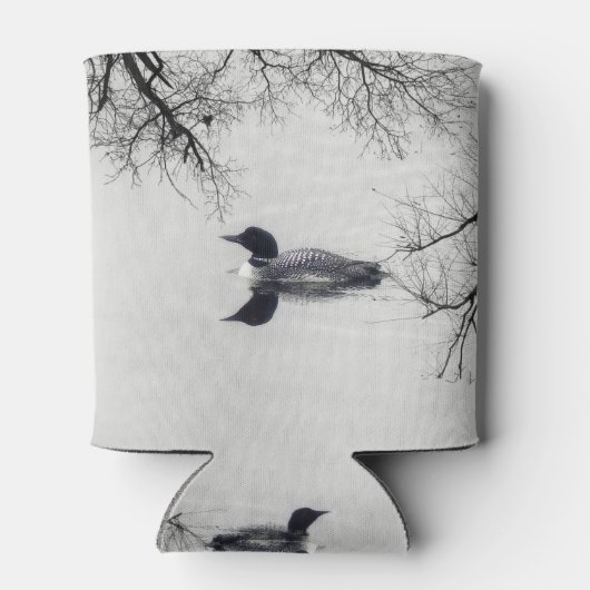 Common Loon zwemt in een noordelijk meer in de win Blikjeskoeler (Achterkant)