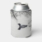 Common Loon zwemt in een noordelijk meer in de win Blikjeskoeler (Blikje Achterkant)