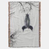 Common Loon zwemt in een noordelijk meer in de win Deken (Voorkant Verticaal)