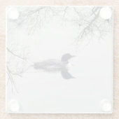 Common Loon zwemt in een noordelijk meer in de win Glazen Onderzetter (Achterkant)