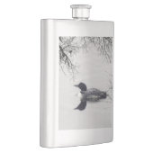 Common Loon zwemt in een noordelijk meer in de win Heupfles (Rechts)