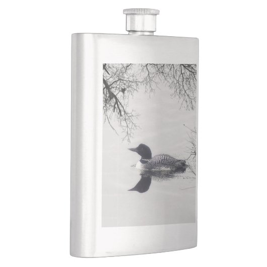 Common Loon zwemt in een noordelijk meer in de win Heupfles (Rechts)