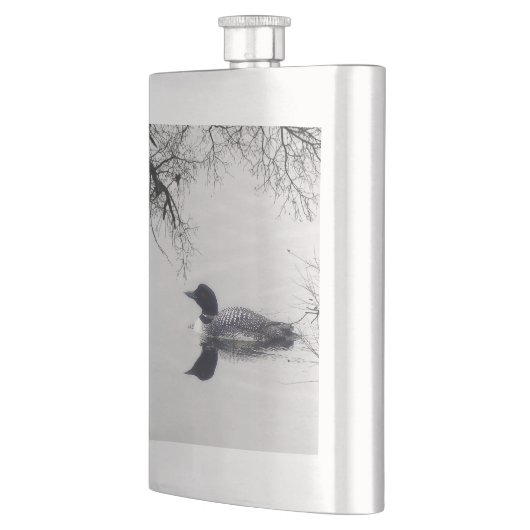 Common Loon zwemt in een noordelijk meer in de win Heupfles (Links)