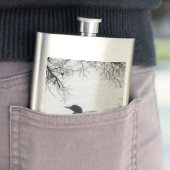 Common Loon zwemt in een noordelijk meer in de win Heupfles (Voorbeeld)