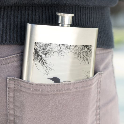 Common Loon zwemt in een noordelijk meer in de win Heupfles (Voorbeeld)