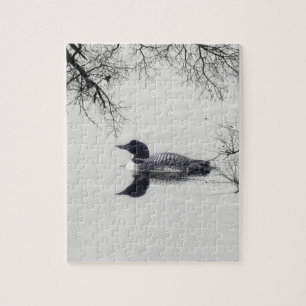 Common Loon zwemt in een noordelijk meer in de win Legpuzzel