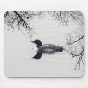 Common Loon zwemt in een noordelijk meer in de win Muismat