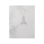 Common Loon zwemt in een noordelijk meer in de win Notitieblok (Linkerzijde)