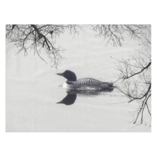 Common Loon zwemt in een noordelijk meer in de win Tafelkleed