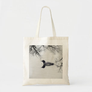 Common Loon zwemt in een noordelijk meer in de win Tote Bag