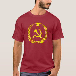 Communistische vlag van de T-Shirt in de koude oor