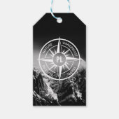 Compass star embleem monogram dramatische bergen cadeaulabel (Voorkant)