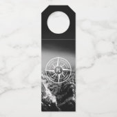 Compass star embleem monogram dramatische bergen flessenhanger (Voorkant)