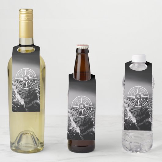 Compass star embleem monogram dramatische bergen flessenhanger (In situ)