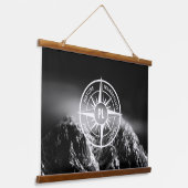 Compass star embleem monogram dramatische bergen hangend wandkleed (Gebogen)