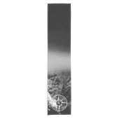 Compass star embleem monogram dramatische bergen korte tafelloper (Voorkant)