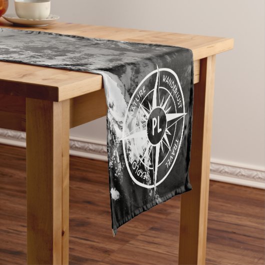 Compass star embleem monogram dramatische bergen korte tafelloper (Voorbeeld)