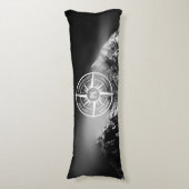 Compass star embleem monogram dramatische bergen lichaamskussen (Voorkant Verticaal)